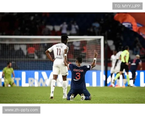 弗拉格绝杀后队友疯狂庆祝 主场球迷沸腾瞬间